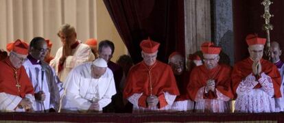 El Papa electo Francisco I aparece en el balcón de la Basílica de San Pedro.