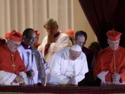 El Papa electo Francisco I aparece en el balc&oacute;n de la Bas&iacute;lica de San Pedro. 