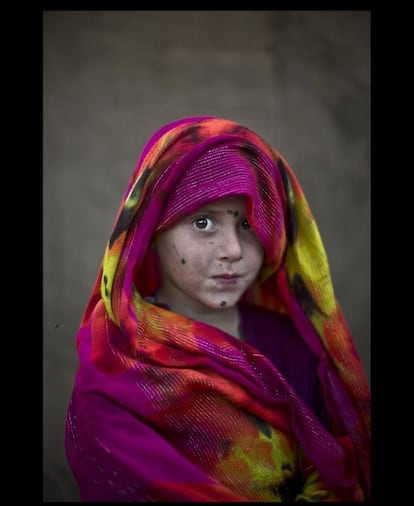 Robina Haseeb de 5 años posa para una fotografía, en el barrio de las afueras de Islamabad donde jugaba con otros niños refugiados afganos. Pakistán ha sido el hogar de una de las comunidades de refugiados más grandes del mundo.