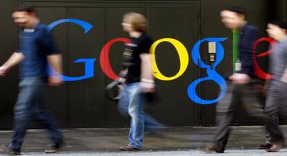 Un grupo de personas pasa delante del logo de Google en su sede de Zurich, Suiza.