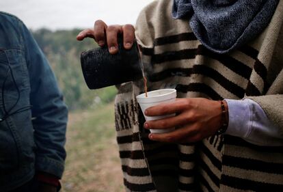 De acuerdo con el Servicio Meteorológico de la Comisión Nacional del Agua (Conagua), más una decena de entidades tienen temperaturas de entre -15 y 5 grados. En la imagen, una persona se sirve café caliente en la ciudad fronteriza de Matamoros, al norte de Tamaulipas. 