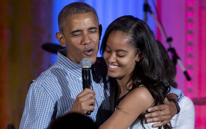 Obama abraza a su hija Malia por su 18º cumpleaños, durante la celebración del Día de la Independencia, en la Casa Blanca, el lunes.