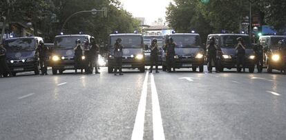 Agentes del Cuerpo Nacional de Polícía en un momento del dispositivo establecido en la calle Génova, a la altura de la sede del Partido Popular.