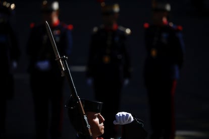 Un guardia civil participa en el desfile del 12 de octubre.
