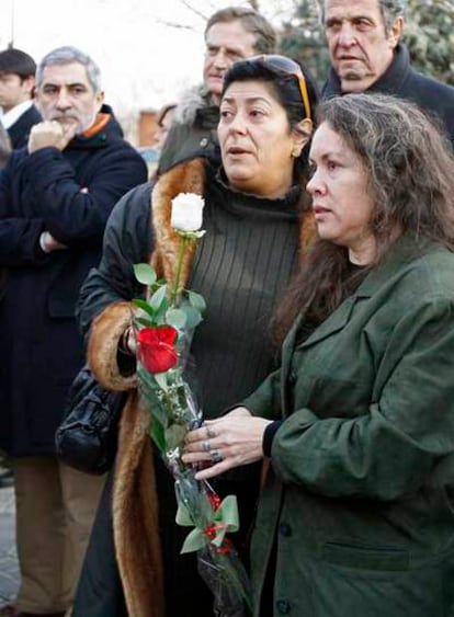 La escritora Almudena Grandes y Susana Rivera, viuda de Ángel González, ayer, en la despedida al poeta. Al fondo, Gaspar Llamazares.