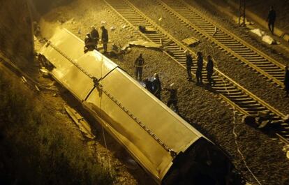 Los bomberos junto al tren Alvia descarrilado cerca de Santiago de Compostela