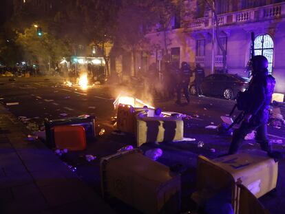 Un miembro de la unidad antidisturbios camina por la calle Ferraz, durante las protestas contra la amnistía convocada por grupos de ultraderecha, el 7 de noviembre de 2023.