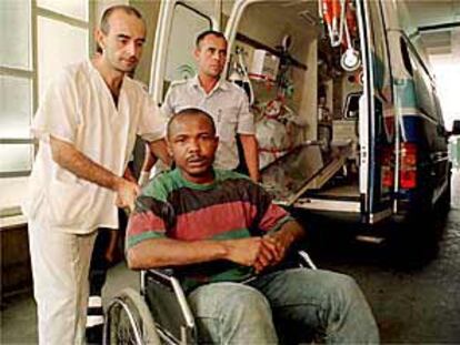 Un inmigrante es atendido en las urgencias del Hospital Punta Europa de Algeciras.