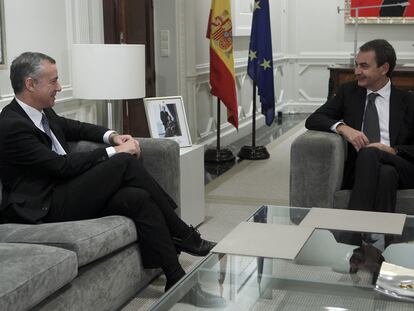 Iñigo Urkullu (a la izquierda), durante su entrevista en La Moncloa con el presidente Zapatero.