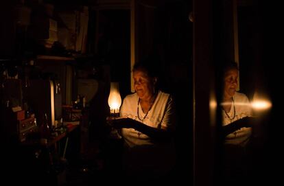 Una mujer de Caracas sostiene una lámpara de queroseno durante el apagón del 9 de marzo.