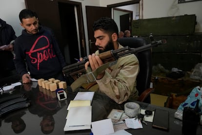 Los hasta ahora leales a El Asad entregan sus armas dentro del proceso de “identificación y reconciliación”. En la imagen, un soldado del ejército del expresidente entrega un Ak-47. 