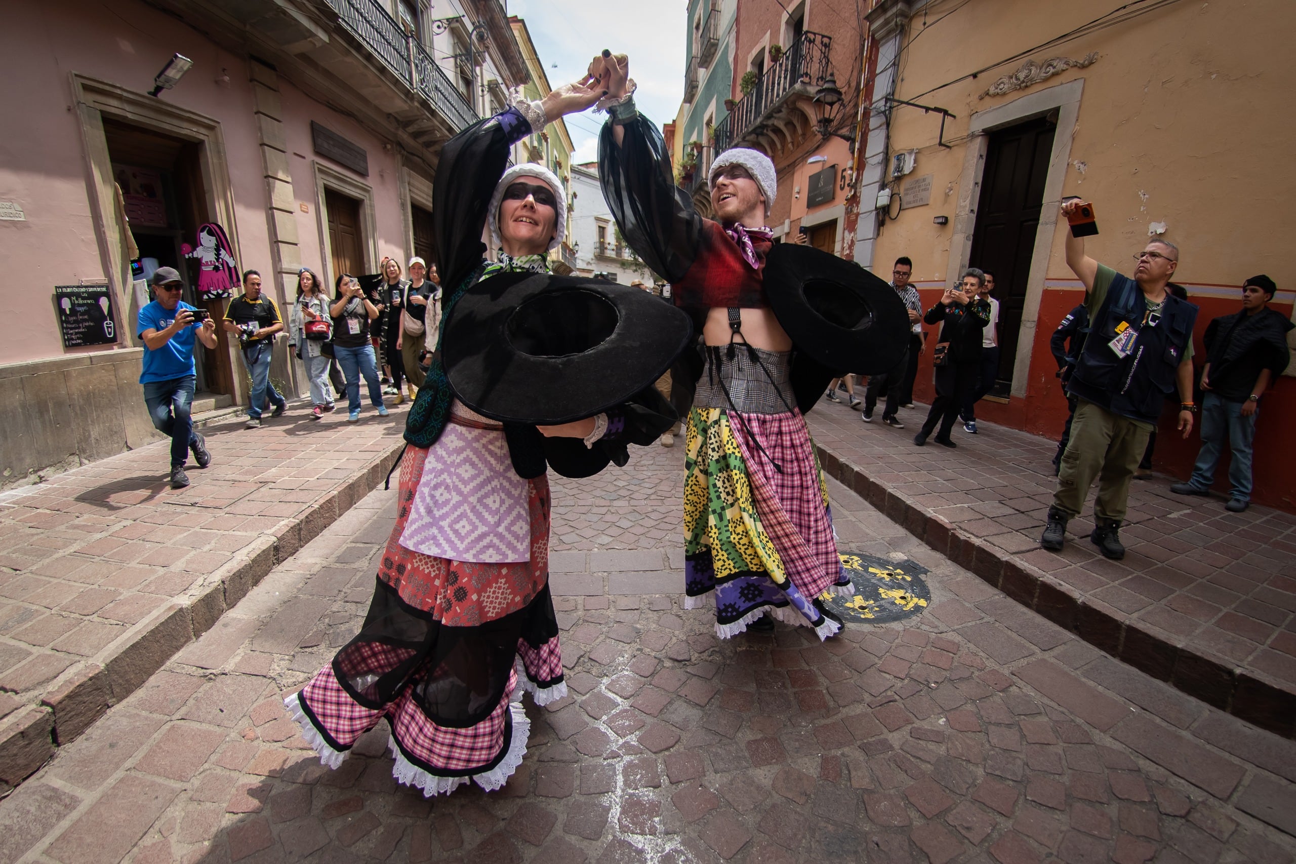 El Cervantino se entrega a la diversidad cultural con las calles de Guanajuato a medio gas