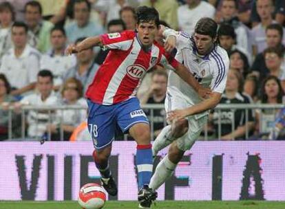 Agüero se marcha de Sergio Ramos durante el Atlético-Real Madrid de la primera jornada de Liga.