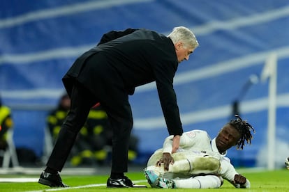 Carlo Ancelotti ayuda a levantarse del suelo a Camavinga durante los cuartos de final de Copa frente al Atlético de Madrid.