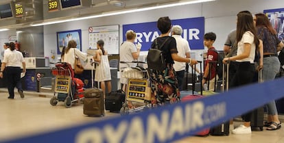 Mostradores de facturación de Ryanair en el aeropuerto de Madrid-Barajas.