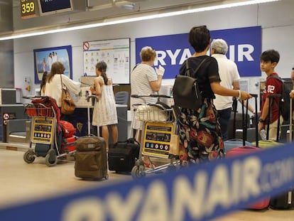 Mostradores de facturación de Ryanair en el aeropuerto de Madrid-Barajas.