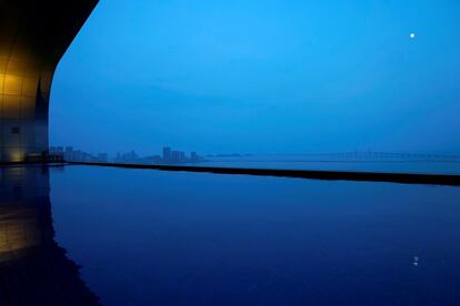 Vista del puente 'Hong Kong-Zhuhai-Macao' desde una piscina en una azotea, antes de su inauguración, en Zhuhai (China).