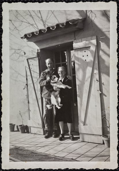 Christian Dior con Marthe Lefebvre, la niñera de la familia junto a la que está enterrado en Callian durante los años de la Segunda Guerra Mundial.