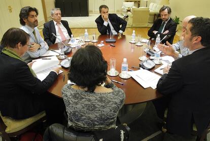 El presidente José Luis Rodríguez Zapatero, durante la entrevista. A su izquierda, en el sentido de las agujas del reloj, Juan Cierco, director de prensa internacional de la Presidencia del Gobierno; Maciej Stasinski <i>(Gazeta Wyborcza),</i> Giles Tremlett <i>(The Guardian),</i> Cécile Chambraud <i>(Le Monde),</i> Helene Zuber <i>(Der Spiegel),</i> Vicente Jiménez (EL PAÍS) y Félix Monteira, secretario de Estado de Comunicación.