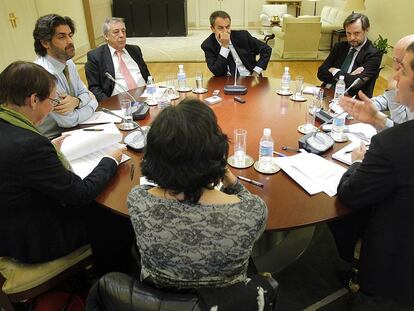 El presidente José Luis Rodríguez Zapatero, durante la entrevista. A su izquierda, en el sentido de las agujas del reloj, Juan Cierco, director de prensa internacional de la Presidencia del Gobierno; Maciej Stasinski <i>(Gazeta Wyborcza),</i> Giles Tremlett <i>(The Guardian),</i> Cécile Chambraud <i>(Le Monde),</i> Helene Zuber <i>(Der Spiegel),</i> Vicente Jiménez (EL PAÍS) y Félix Monteira, secretario de Estado de Comunicación.