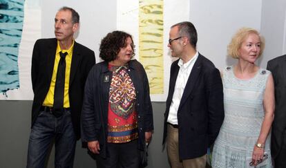 Berta Cáccamo, segunda por la izquierda, durante la inauguración de una exposición en Santiago en 2014.