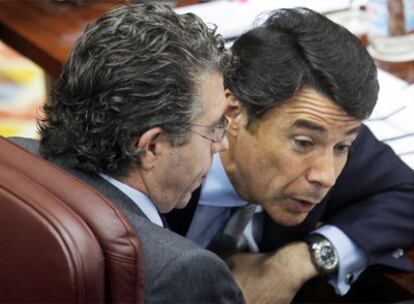 El vicepresidente de la Comunidad de Madrid, Ignacio González, habla con el consejero Francisco Granados, en el Pleno de la Asamblea.