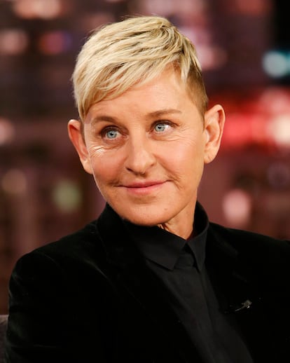 Ellen deGeneres
Pocos podrían adivinar que la comediante, actriz y presentadora de televisión ha cumplido ya los 60. Su aspecto y estilismos, a través de los años, parecen luchar por encontrar su lugar en el mundo, con más o menos acierto. Y su salida del armario, que estuvo a punto de arruinar su carrera, fue la mayor prueba de fuego que tuvo que pasar. Hoy esta mujer, enfundada en looks masculinos, exhibe un entusiasmo y vitalidad que ha incrementado con los años. Sus ojos brillan más, su sonrisa es más amplia, sus apariciones en eventos y festivales más frecuentes y sus seguidores cada vez más numerosos.