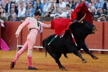 Cayetano, en un pase de pecho a su primer toro.