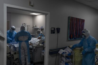 Personal médico atiende a un paciente con covid en la UCI del United Memorial Medical Center de Houston (Texas).