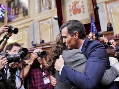 El presidente del Gobierno, Pedro Sánchez, abraza al líder de Unidas Podemos, Pablo Iglesias, tras superar la segunda votación del pleno de investidura.