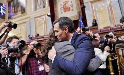 El presidente del Gobierno, Pedro Sánchez, abraza al líder de Unidas Podemos, Pablo Iglesias, tras superar la segunda votación del pleno de investidura.