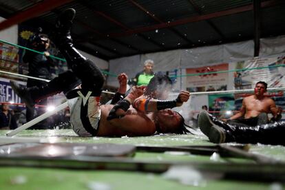 Cuando llega el momento de la Lucha Estrella Extrema, seis luchadores suben al ring. Una vez comenzada la lucha, todo vale. Se golpean mutuamente con sillas y luces de neón, causando pequeñas explosiones y dispersando pequeños trozos de vidrio por todas partes. En la imagen, dos luchadores en el ring de un taller de limpieza de vehículos, en Tulancingo Hidalgo (México).