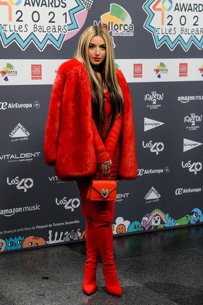 Lola Índigo, otra de las encargadas de actuar durante la gala y además fue una de las premiadas, con un total look en rojo de Dolce & Gabbana. "Es un color que me da suerte y energía", explicó.