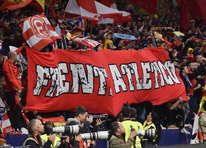 Los aficionados del Atleti durante el partido ante el Arsenal en el Wanda.