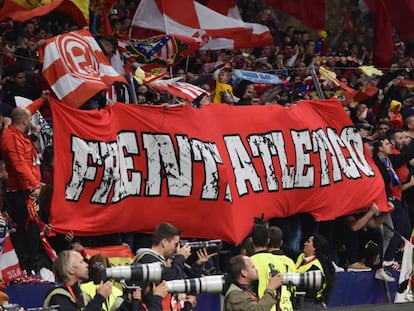 Los aficionados del Atleti durante el partido ante el Arsenal en el Wanda.