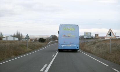 Los trabajadores del bibliobús actualizado sostienen que con este vehículo se cumple ahora una triple función: proporcionar dinero en efectivo, suministrar cultura y también un importante factor humano. La despoblación lleva a que en muchas localidades los vecinos rara vez vean a personas nuevas y, por tanto, estas visitan resultan muy bienvenidas.