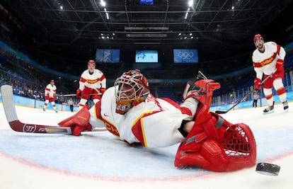 Jieruimi Shimisi de China reacciona a un gol durante el partido de hockey sobre hielo entre Estados Unidos contra China durante los Juegos Olímpicos de Beijing 2022.