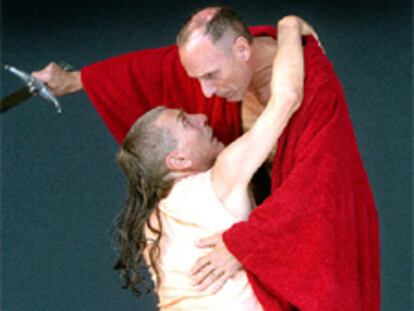 Eusebio Poncela (a la derecha), en una escena de <i>Macbeth.</i>