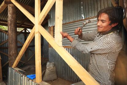 Postha Raj Shakya, de 26 años, aplica las técnicas que ha aprendido para construir refugios temporales que resistan las embestidas de un eventual nuevo terremoto.
