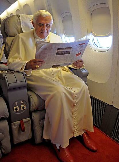Benedicto XVI, durante un viaje pastoral.