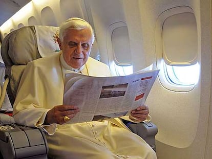 Benedicto XVI, durante un viaje pastoral.