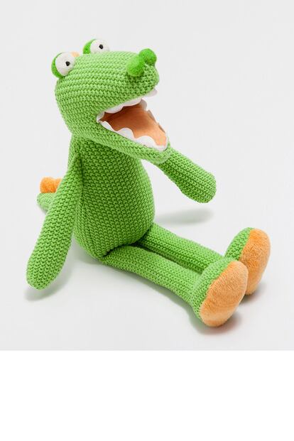 Peluche crochet con forma de cocodrilo (17,99 euros en Zara Home).