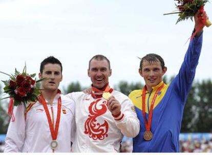 David Cal, medalla de plata, posa con el ruso Opalev y el ucraniano Cheban