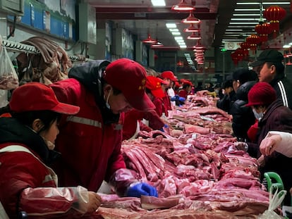 Puesto de venta de carne de cerdo en un mercado de Pekín, el pasado febrero.