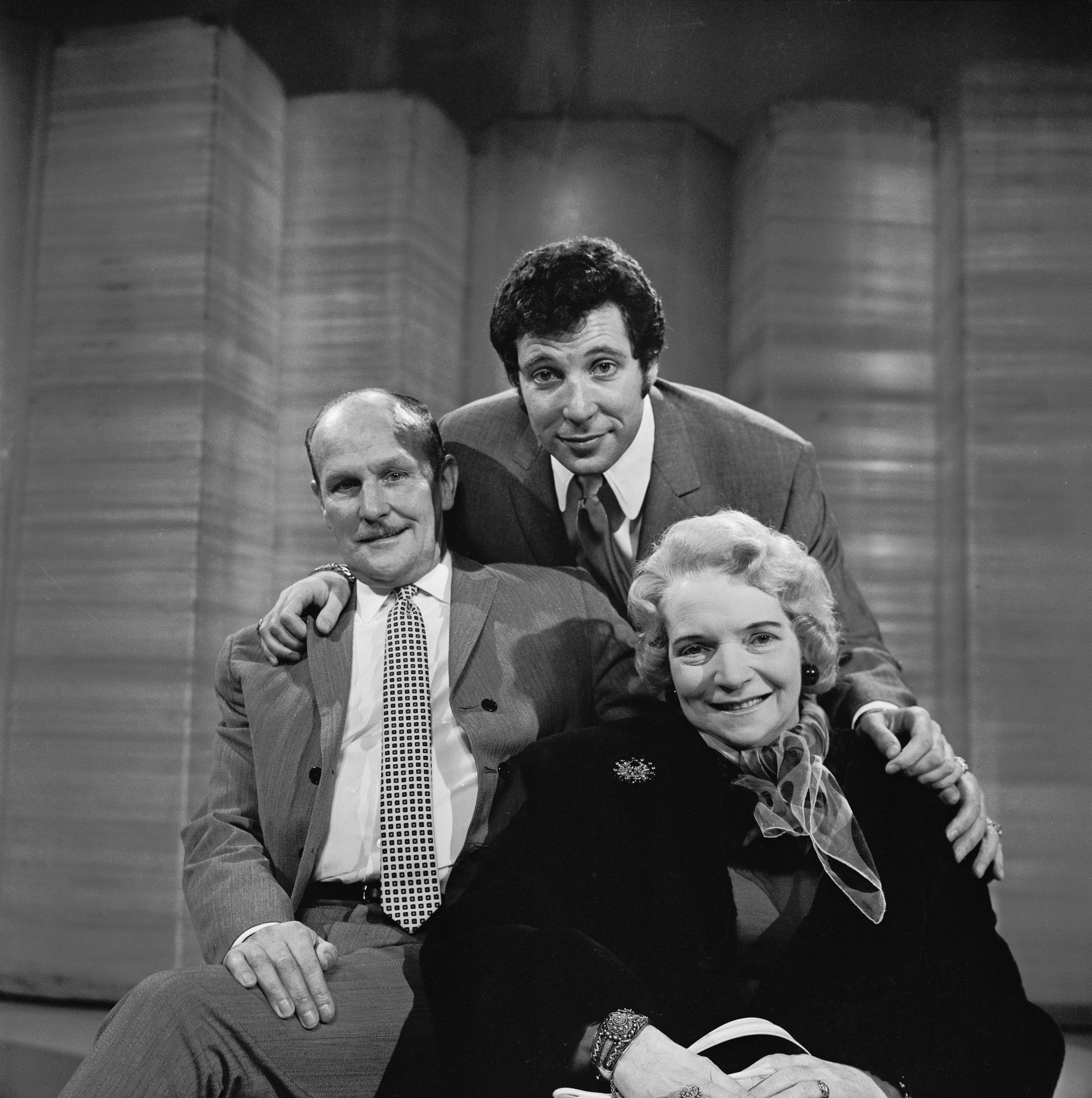 Tom Jones triunfaba en la música mientras su padre seguía trabajando en una mina de Gales 1 Tom Jones junto a sus padres, Thomas y Freda Woodward, en los estudios Elstree, en Hertfordshire, el 8 de febrero de 1969.