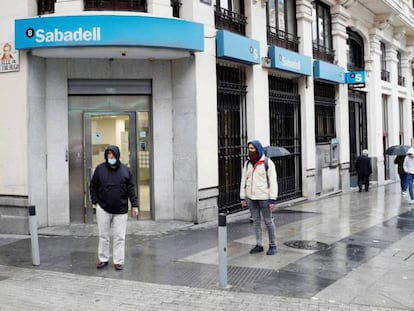 S&P afirma que ve "difícil" la venta de TSB por parte de Sabadell