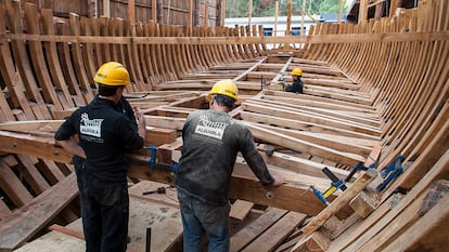 Avances de la construcción artesanal de la embarcación.