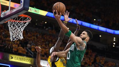 Jayson Tatum, de los Celtics, en una entrada a canasta en el partido de este lunes en presencia de Pascal Siakam, de los Pacers.