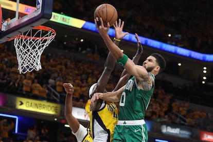 Jayson Tatum, de los Celtics, en una entrada a canasta en el partido de este lunes en presencia de Pascal Siakam, de los Pacers.