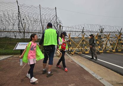 El sendero, abierto por primera vez a medios extranjeros, es uno de los tres inaugurados entre abril y mayo en la franja Sur de la zona desmilitarizada gracias al acuerdo firmado en septiembre de 2018 por las dos Coreas de cara a rebajar la tensión militar y convertir la frontera en una "zona de paz". "No se acerquen a las alambradas porque podrían activar las alarmas instaladas para evitar infiltraciones norcoreanas", exclama Park Jung-hae, la guía oficial, al comienzo del paseo.